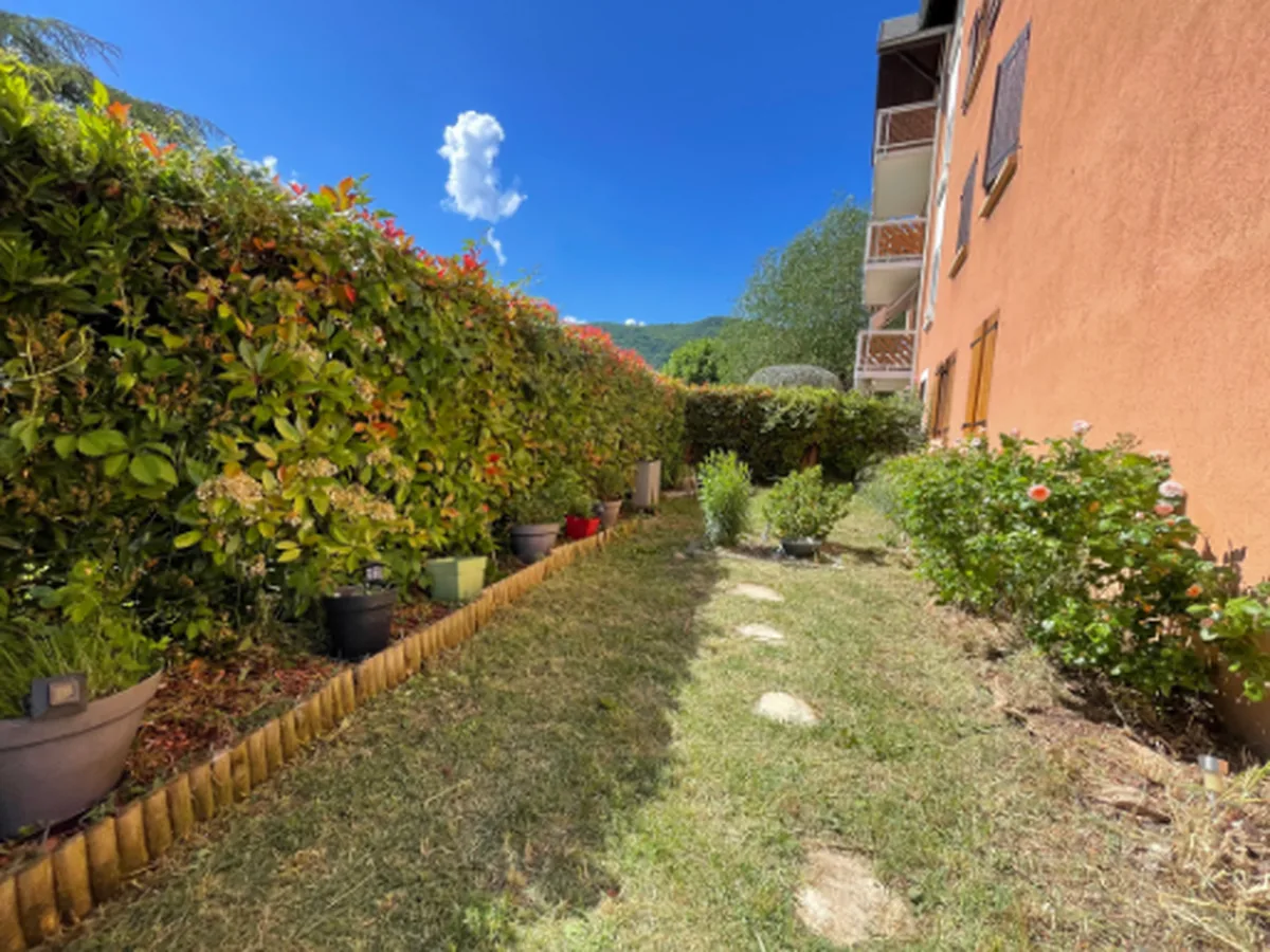 Espaces verts de copropriété tondus et nettoyés après remise en état, à Grésy-sur-Aix.