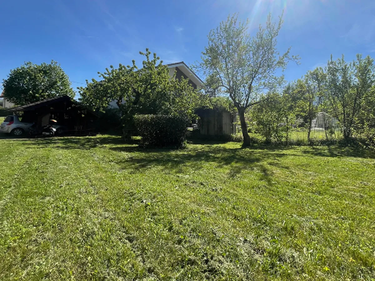 Espaces verts de copropriété après tonte et entretien, à Aix-les-Bains.