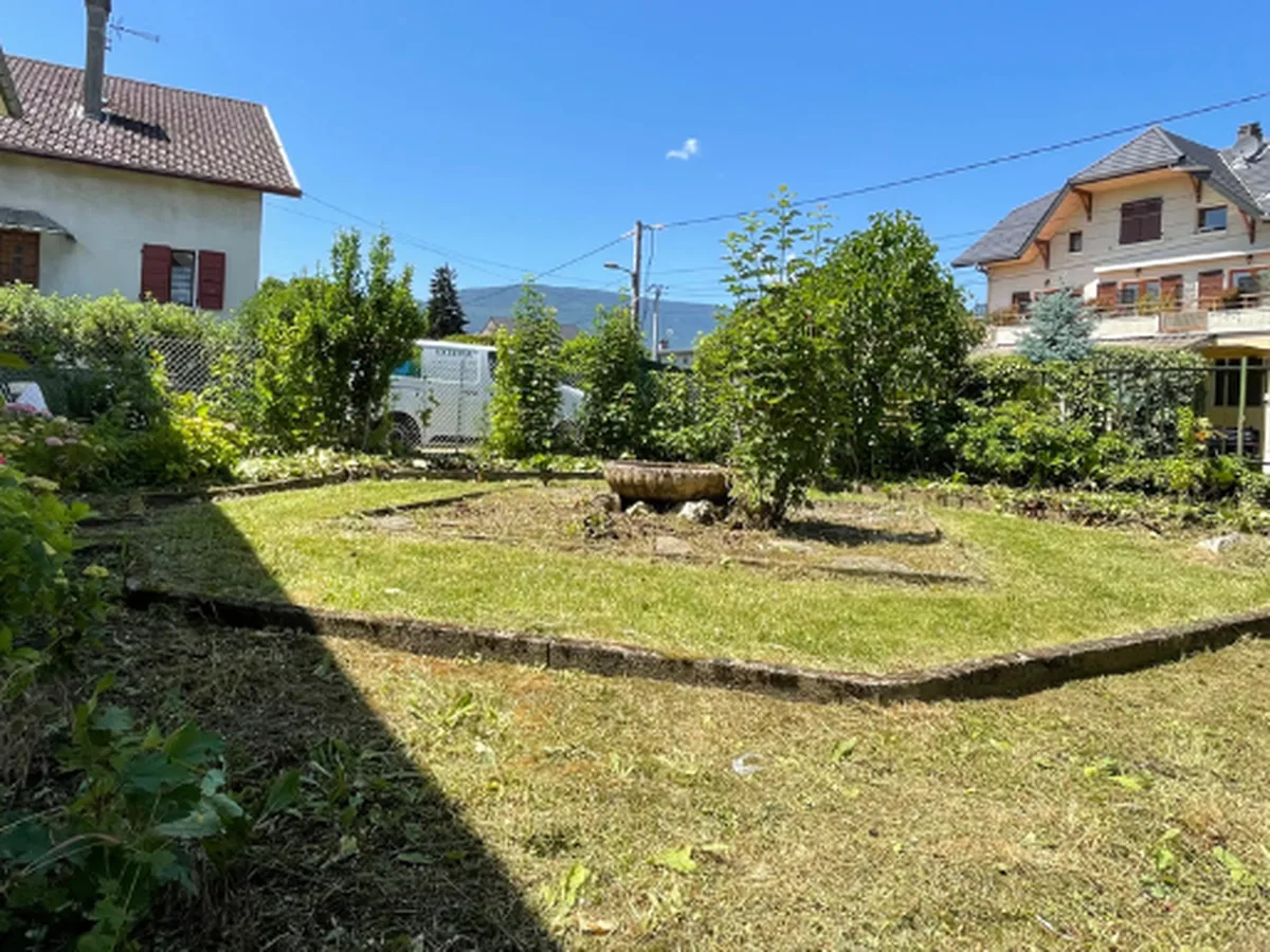 Pelouse tondue avec finitions de précision, à Chambéry.