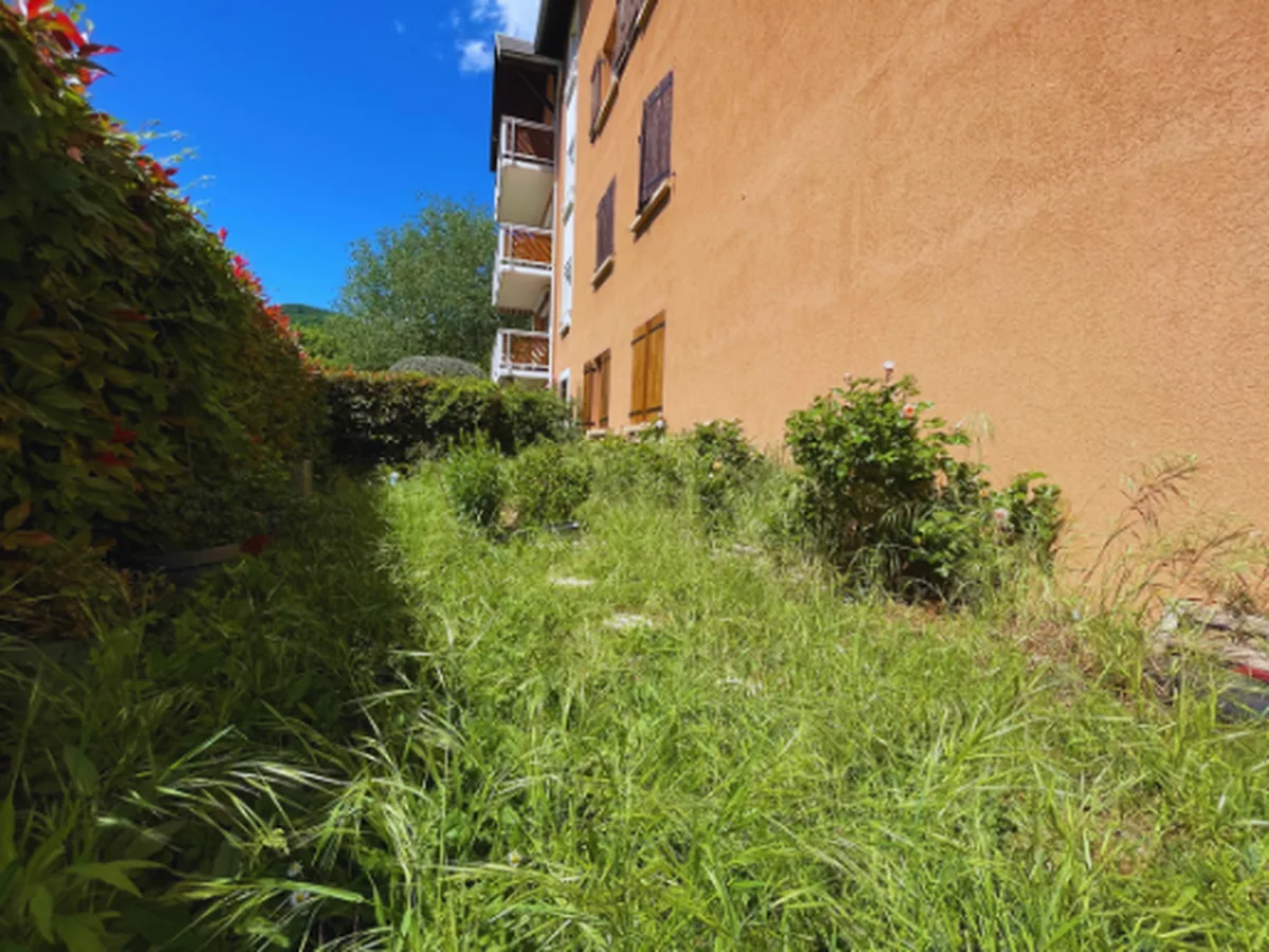 Espaces verts envahis par les herbes hautes avant intervention, à Grésy-sur-Aix.